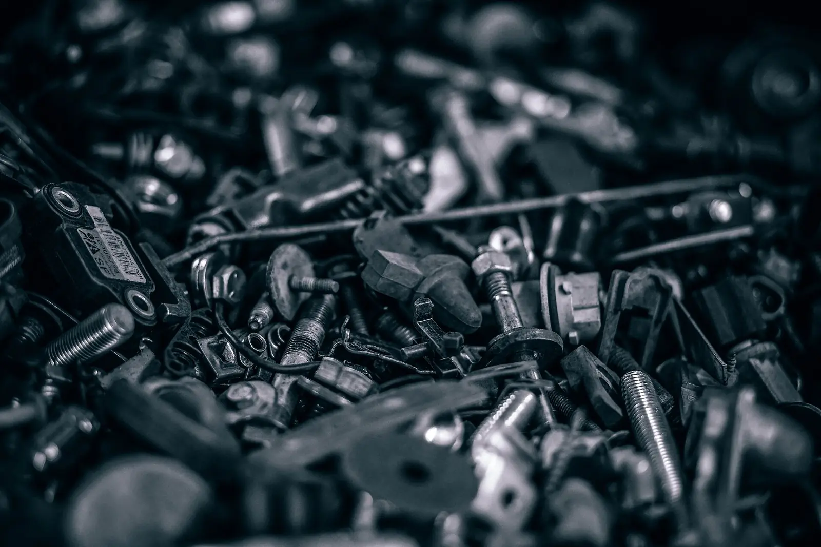 Bir kutu içinde karışık metal yedek parçalar ve cıvatalar